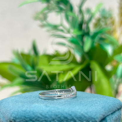 "Modern Crossover Diamond Band – Sleek Twist Design with Pave Accents"