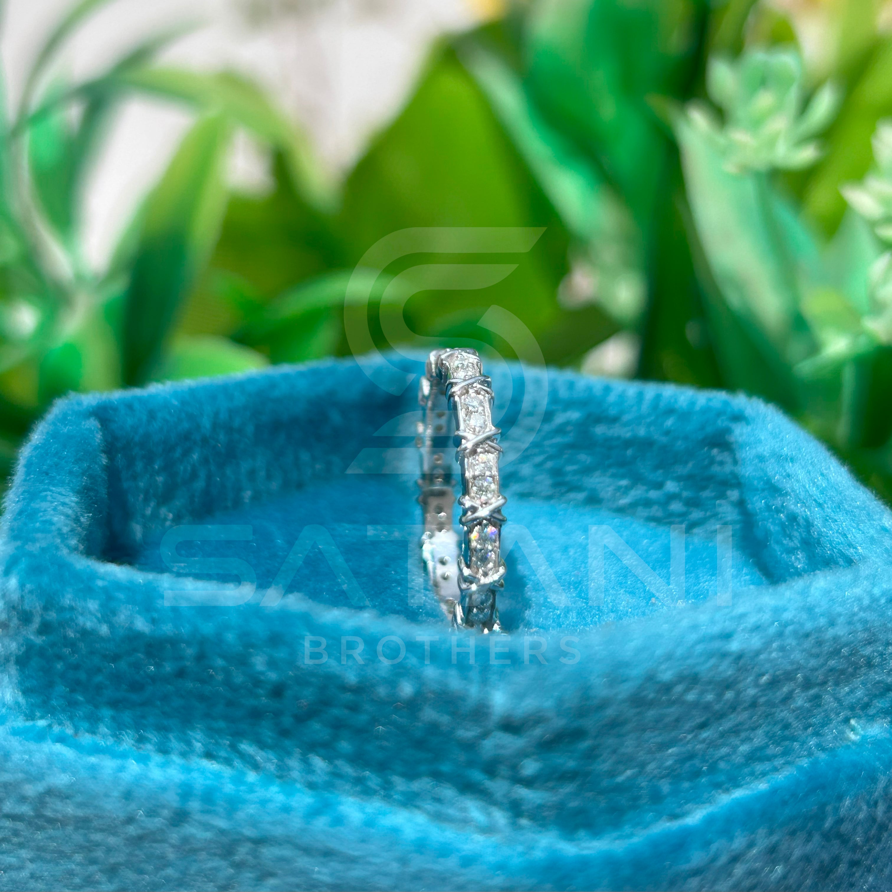 Dazzling Round Diamond White Gold Wedding Band