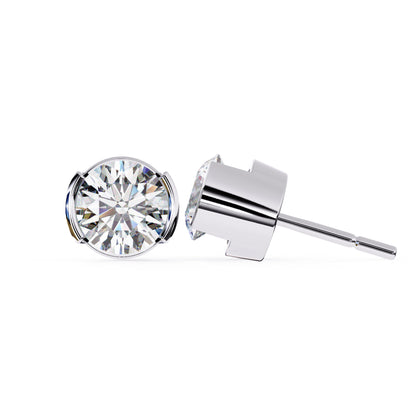 Close-up of SATANIBROTHERS 925 silver round diamond stud earrings, showcasing prong design and sparkling brilliance.