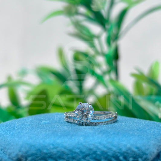 Round Cut Solitaire Diamond Engagement Ring with Split Shank Pavé Band
