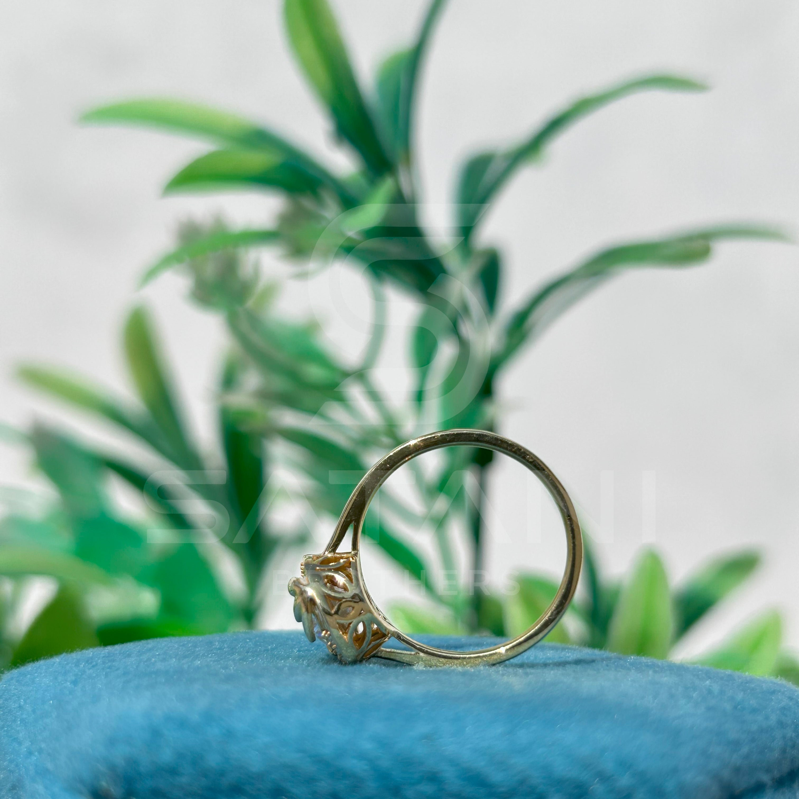 Round Diamond Leaf Halo Ring in Yellow Gold