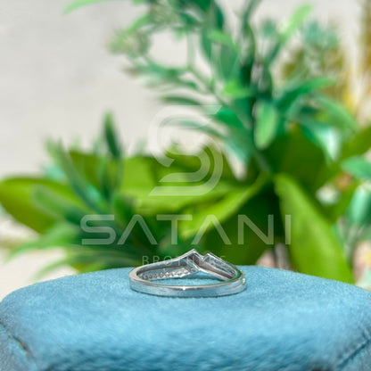 "Modern Crossover Diamond Band – Sleek Twist Design with Pave Accents"