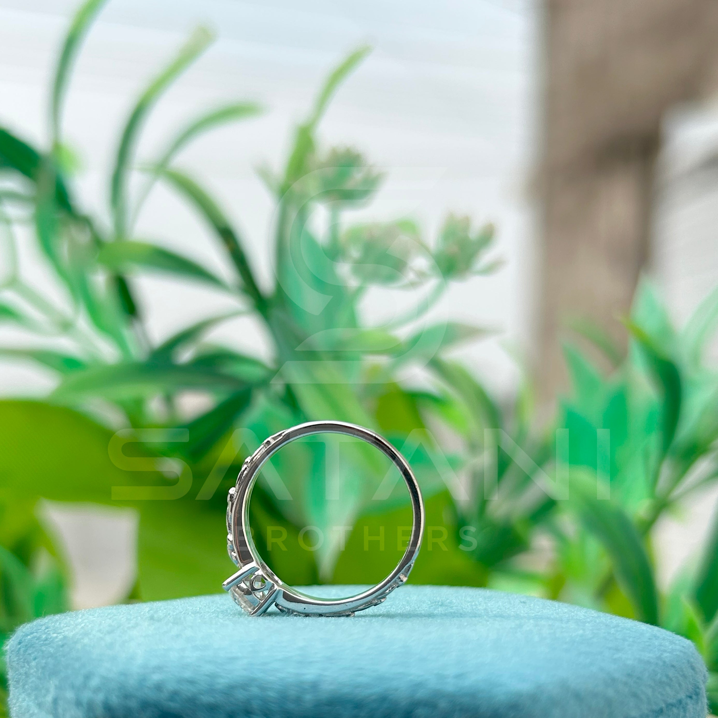 "Round Cut Solitaire Ring with Side Accents – Elegant Engagement Design"