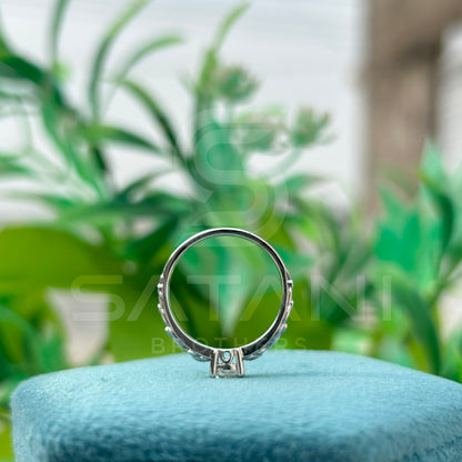 "Round Cut Solitaire Ring with Side Accents – Elegant Engagement Design"
