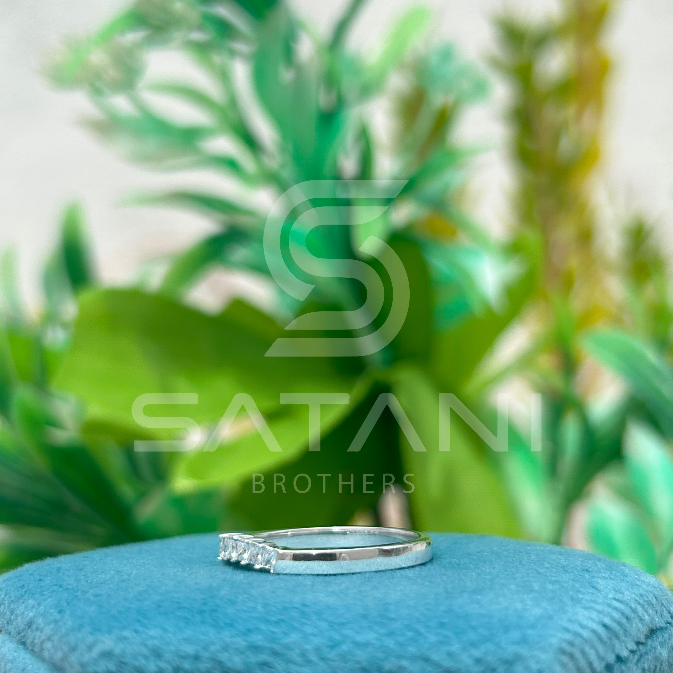 Curved Princess Cut Diamond Band – 7 Stones 2x2mm