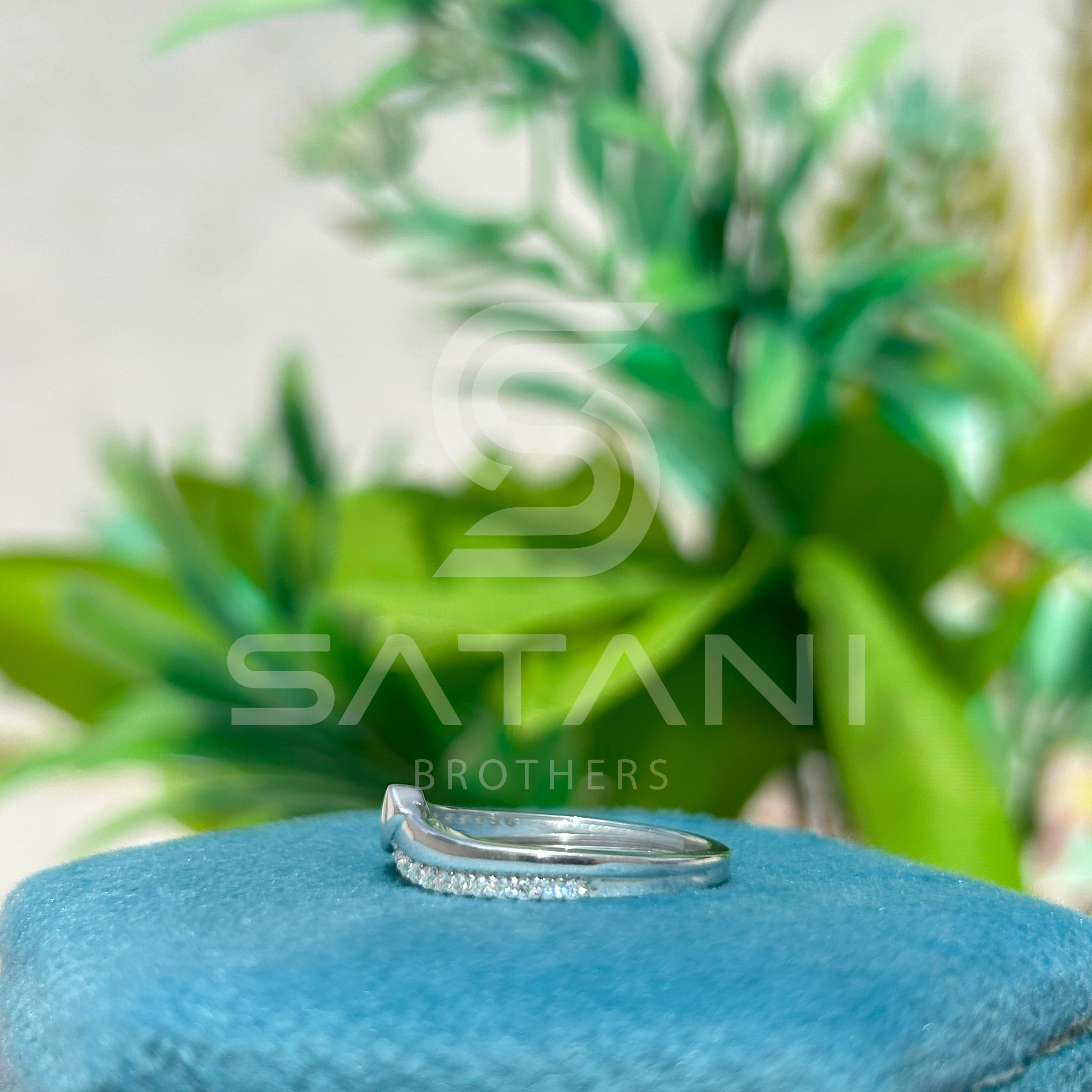 "Modern Crossover Diamond Band – Sleek Twist Design with Pave Accents"