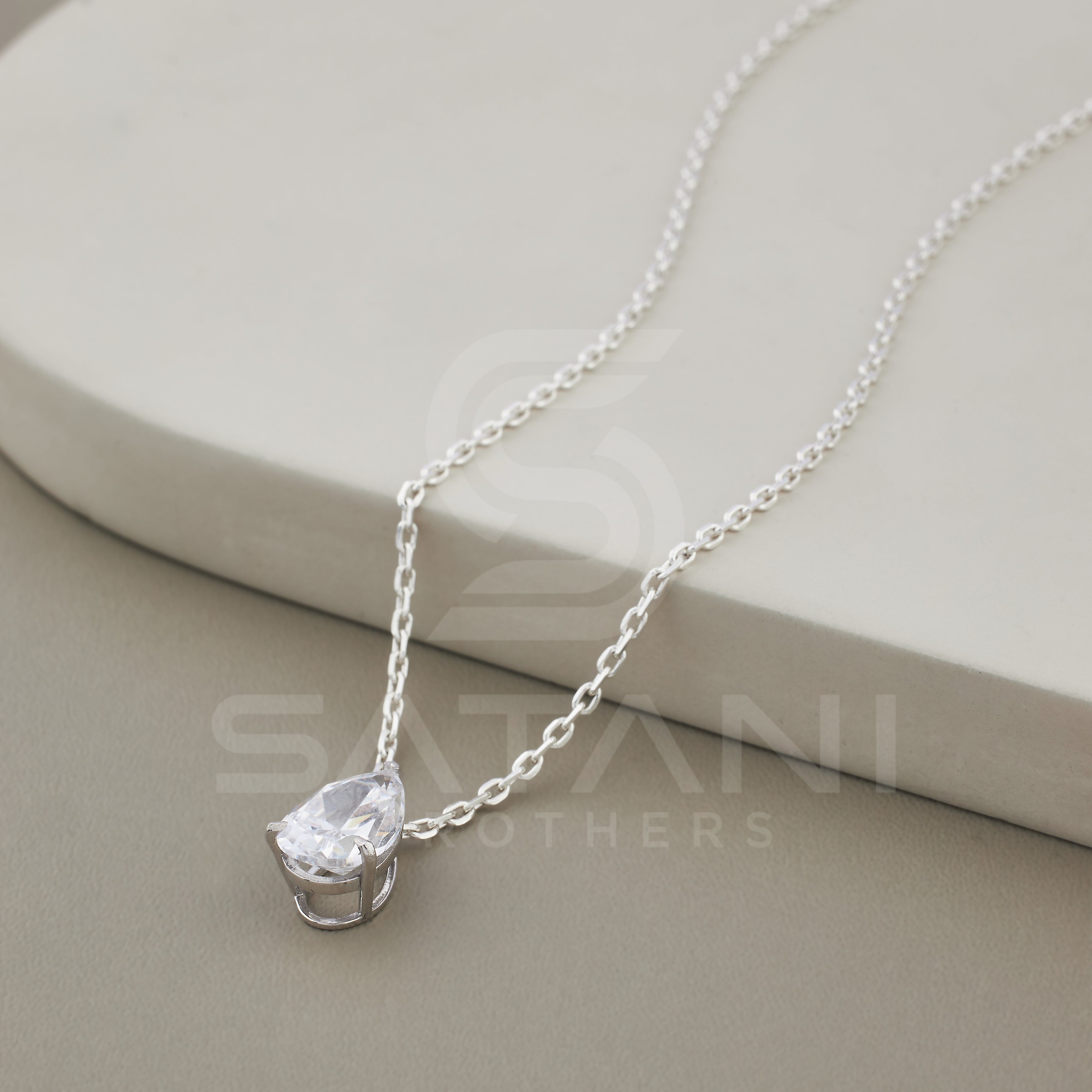 Solitaire pendent, Pear shape pendent with chain